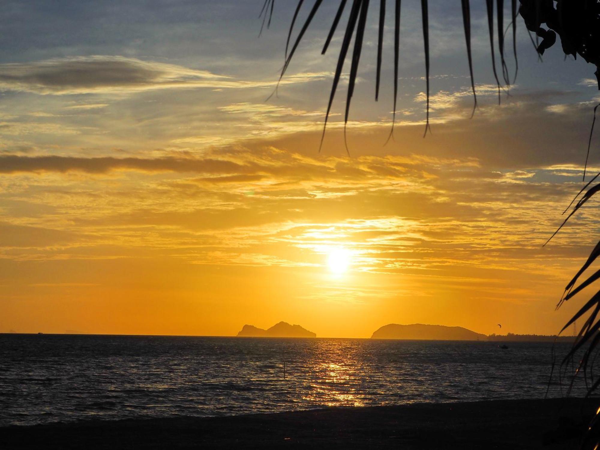 The Scenery Beach Resort Baan Khai Екстер'єр фото
