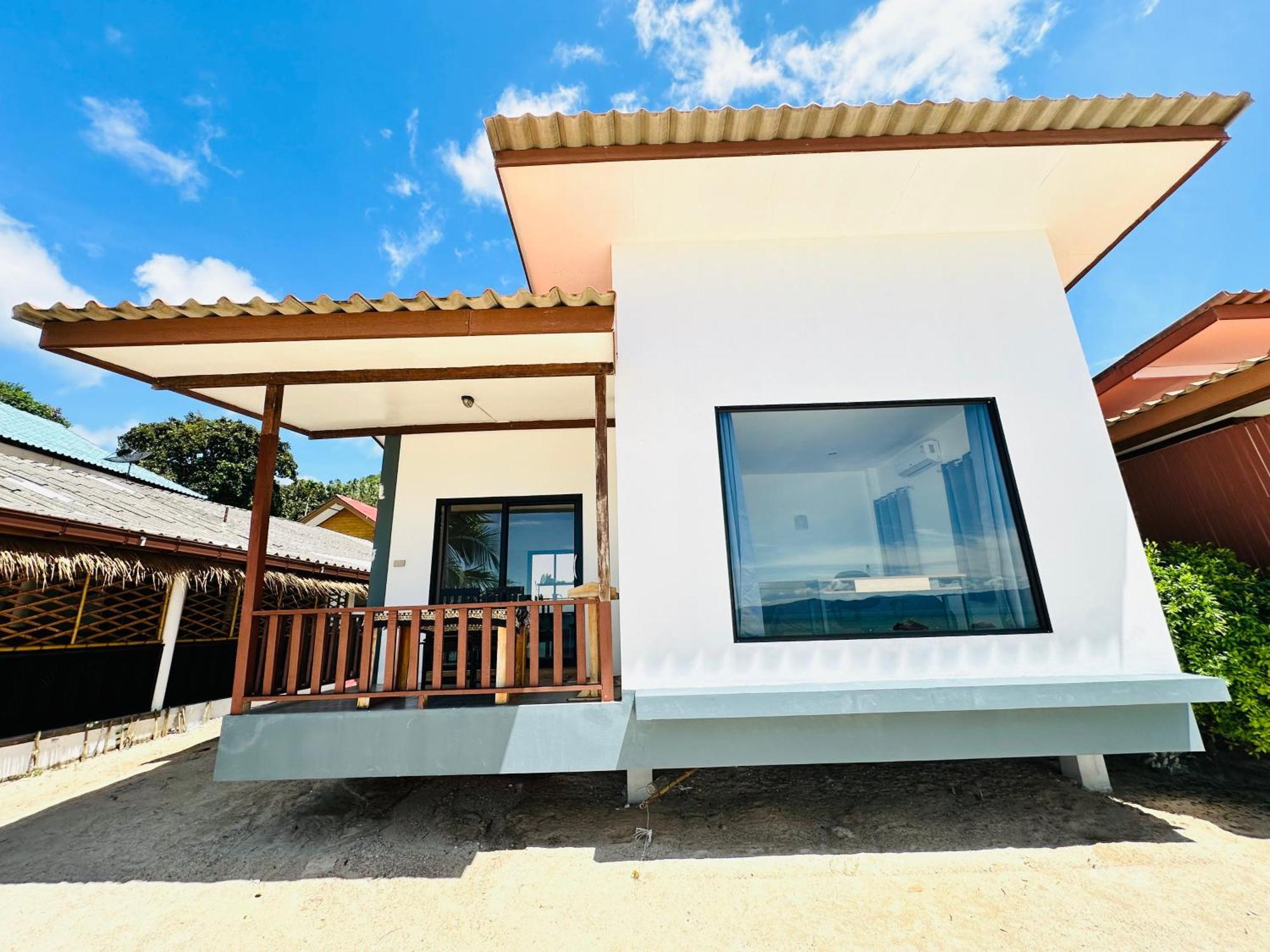 The Scenery Beach Resort Baan Khai Екстер'єр фото